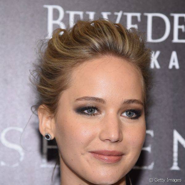 Olhos esfumados e batom nude é a combinação perfeita para Jennifer Lawrence